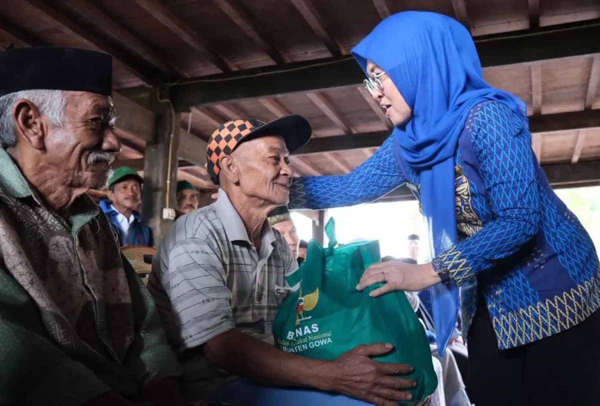 Bupati Gowa, Sitti Husniah Talenrang menyerahkan bantuan kepada Keluarga Miskin Ekstrem (KME) dan melaksanakan Safari Ramadan di Kecamatan Tompobulu, Jumat (27/2/2026). (Ist)