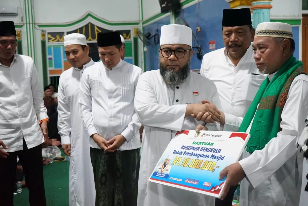 Gubernur Bengkulu, Helmi Hasan  bantuan  masjid sebesar Rp 50 juta ketika melakukan Safari Ramadan di Masjid Muhlisin di Desa Retak Mudik, Kecamatan Air Rumbai, Kabupaten Mukomuko.(Foto/Ist)