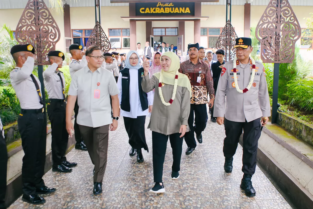 Kapolda Jatim Irjen Polisi Nanang Avianto (kanan) bersama Gubernur Khofifah Indar Parawansa (tengah) dan Kadis Pendidikan Jatim Aries Agung