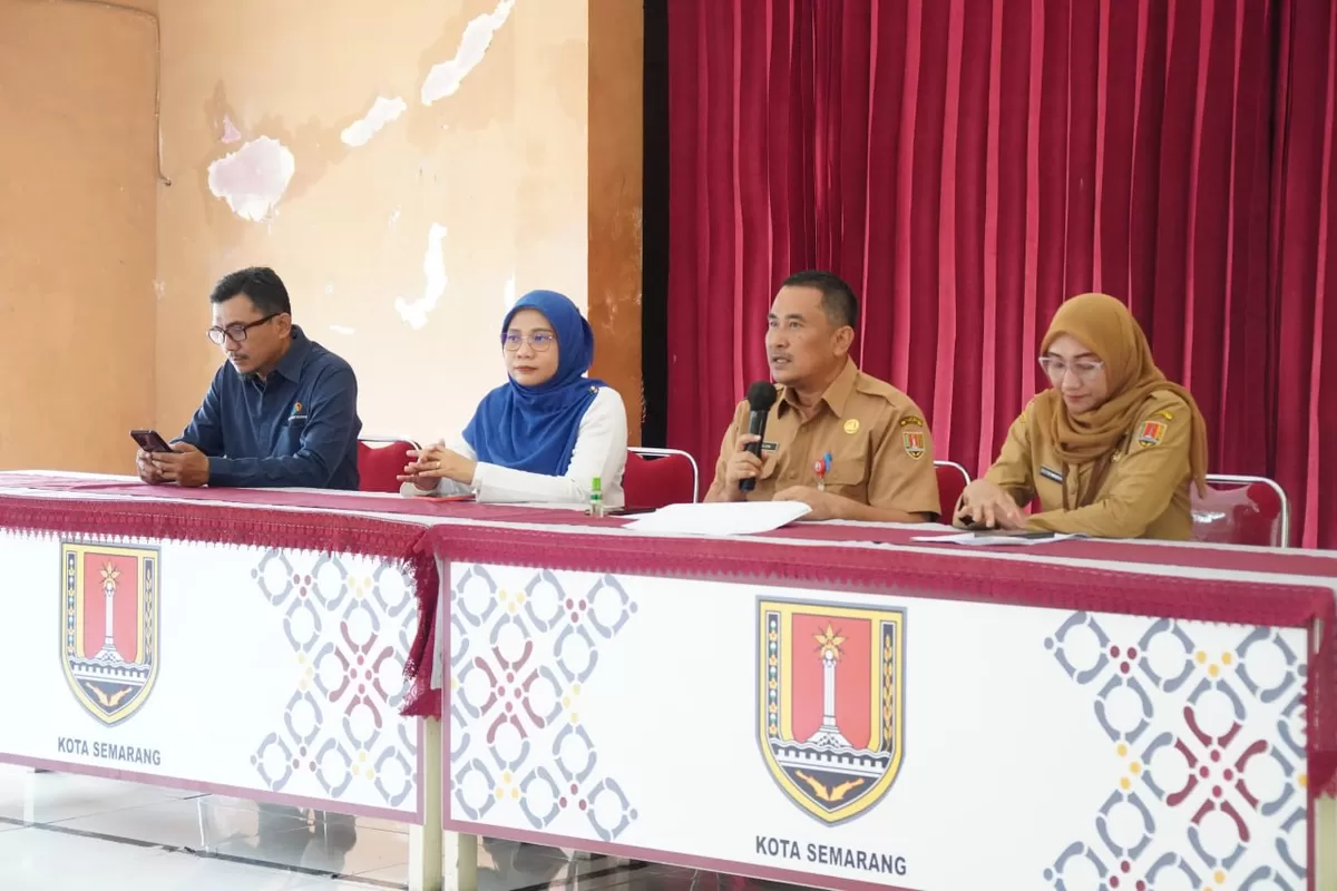 Kepala Dinas Sosial Kota Semarang Agus Jun bersama Kabid Pelayanan Kesehatan Dinas Kesehatan Kota Semarang Dian Rahmawati dan Kepala Cabang BPJS Kesehatan Cabang Semarang Sari Quratul Ainy. 