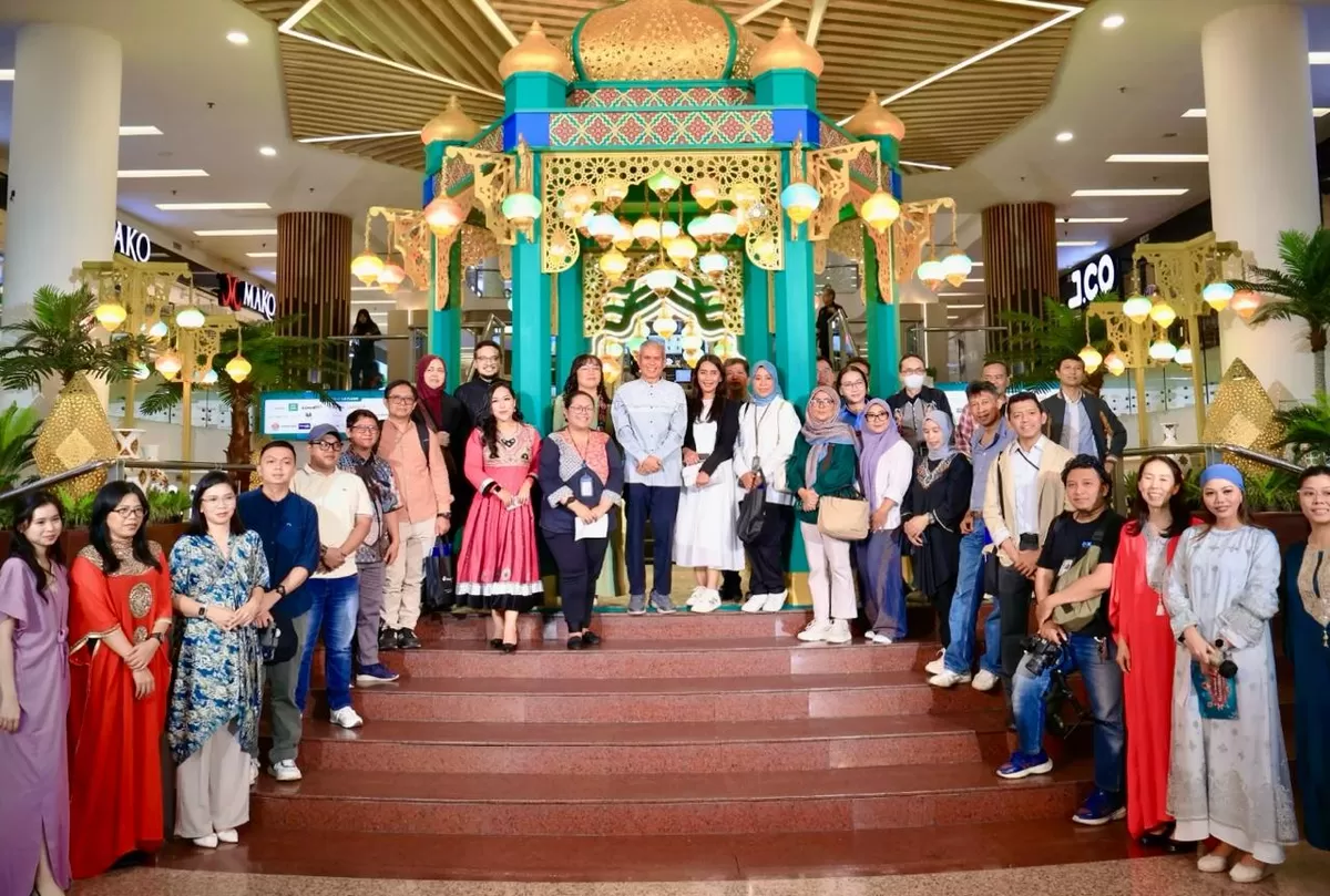 GM Mal Ciputra Jakarta, Ferry Irianto bersama jajaran manajemen Mal Ciputra dan awak media berfoto bersama seusai pembukaan The Beauty of Ramadhan di Mal Ciputra Jakarta, Selasa, 3 Maret 2026