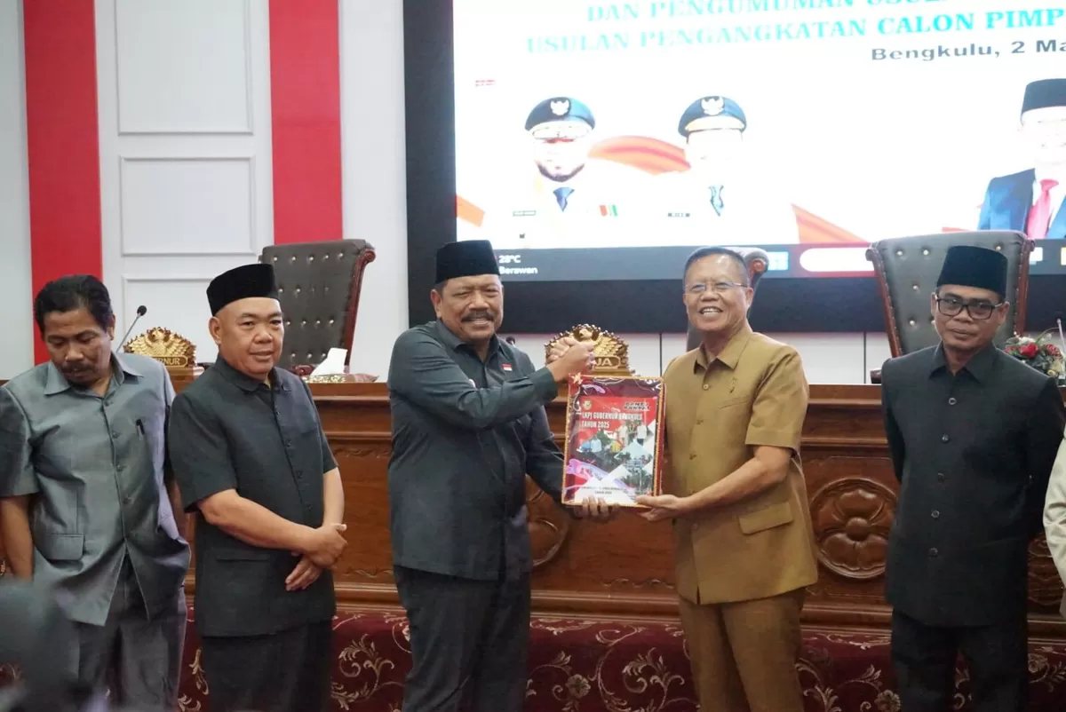 Wagub Bengkulu, Mian menyerahkan LKPJ tahun 2026 kepada Ketua DPRD Provinsi Bengkulu, Sumardi pada rapat paripurna DPRD setempat.(Foto/Ist)  