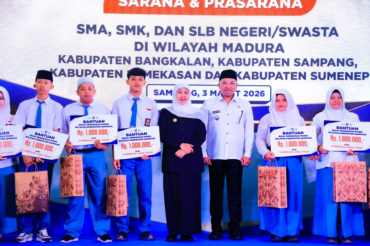 Gubernur Jatim Khofifah Indar Parawansa, bergambar bersama seusai menyerahkan bantuan bagi siswa berprestasi keluarga pra sejahtera, di Sampang. Madura.