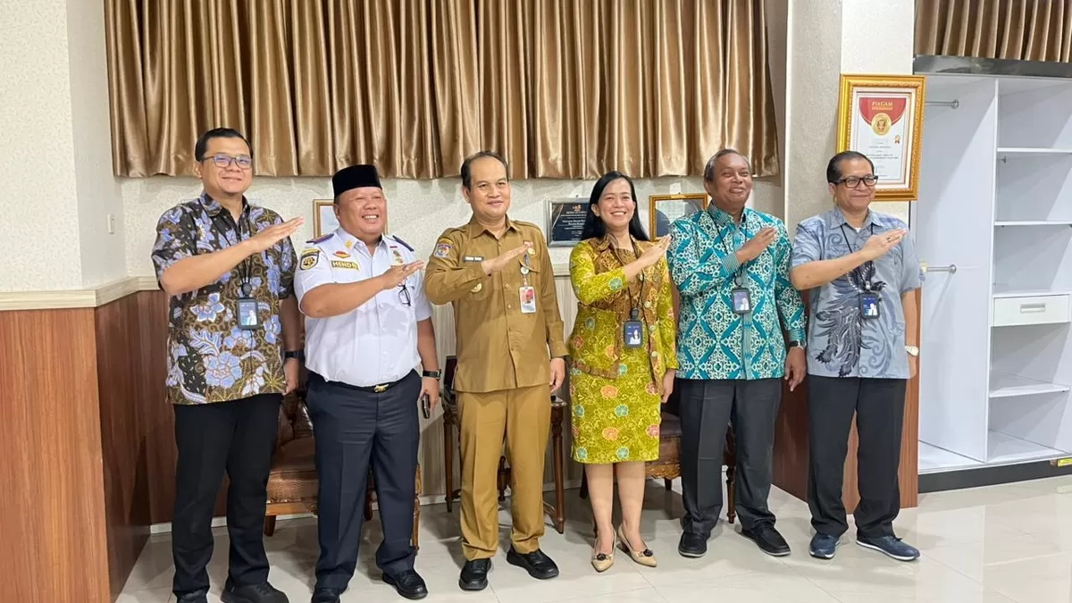 Kepala Kantor Wilayah PT Jasa Raharja Bengkulu, Fitri Agustina, foto bersama usai beraudensi dengan Sekda Provinsi Bengkulu, Herwan Antoni di kantor Gubernur Bengkulu.(Foto/Ist) 