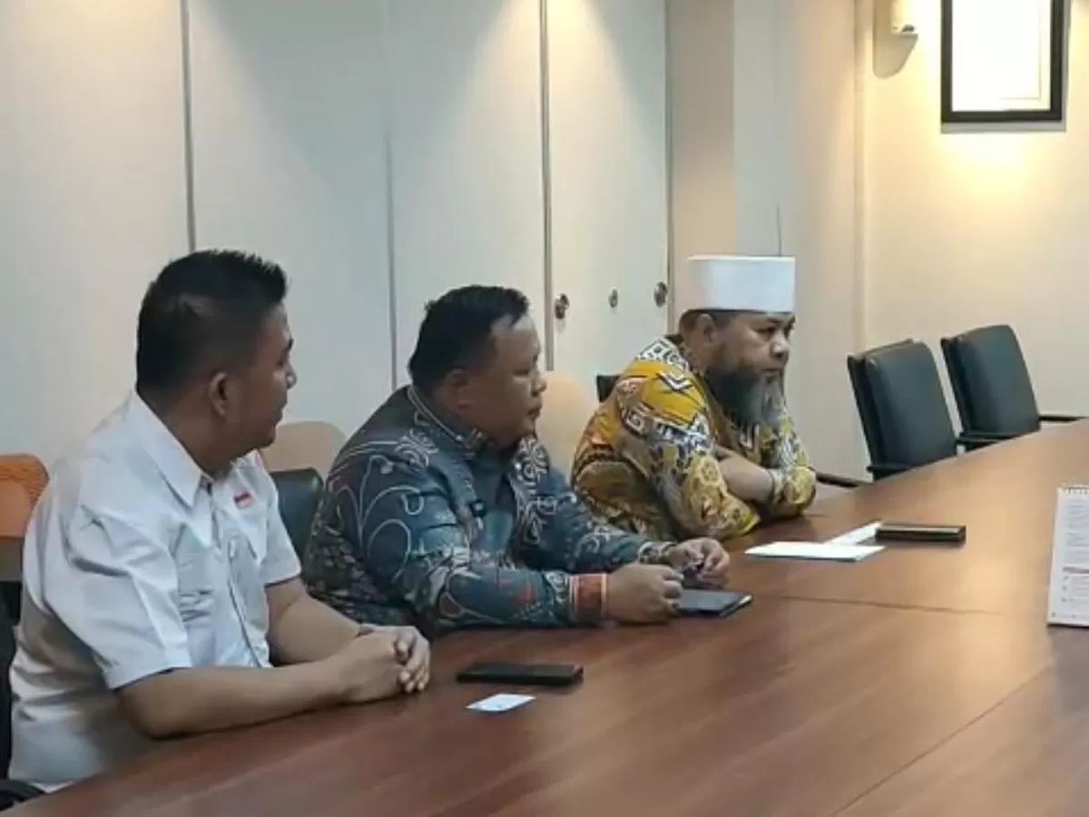 Gubernur Bengkulu, Helmi Hasan menemui Direktur Tehnik Garuda Indonesia, Mukhtaris, di Jakarta terkait rencana Garuda hentikan penerbangan dari dan ke Bengkulu dalam waktu dekat.(Foto/Ist)