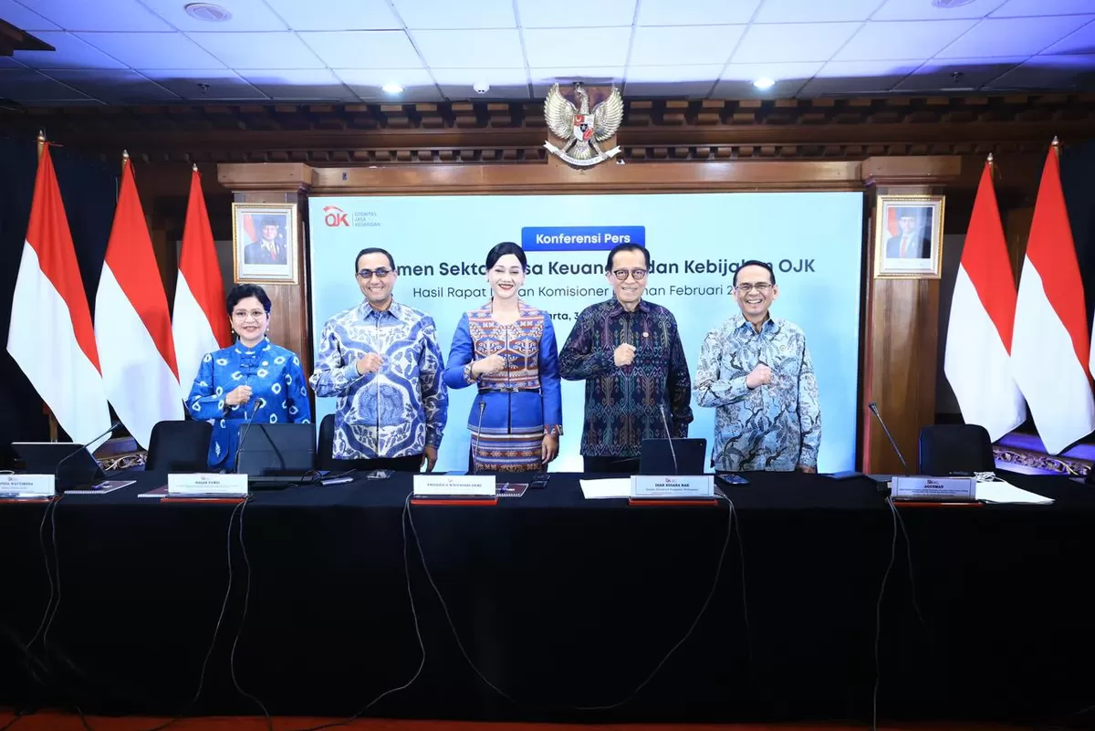 OJK memperketat pengawasan pasar modal dan bursa karbon, menjatuhkan sanksi miliaran rupiah demi menjaga integritas dan stabilitas sistem keuangan nasional.