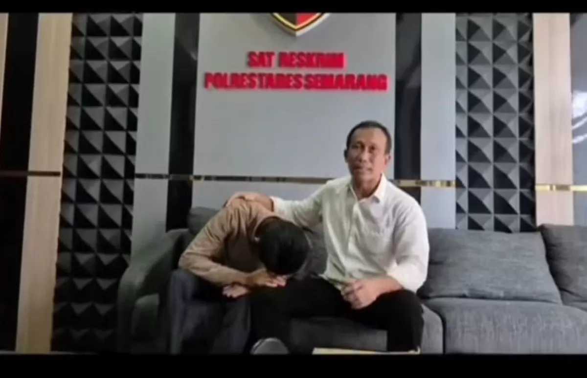 Zainal Abidin Petir dari LBH Petir bersama kliennya saat melapor ke Polrestabes Semarang