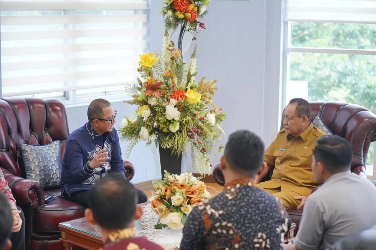 Pertemuan&nbsp;Executive General Manager (EGM) Pertamina Patra Niaga Regional Sulawesi, Deny Sukendar dan manajemen&nbsp;dengan Gubernur Gorontalo, Gusnar Ismail di Kantor Gubernur Provinsi Gorontalo, Selasa,
