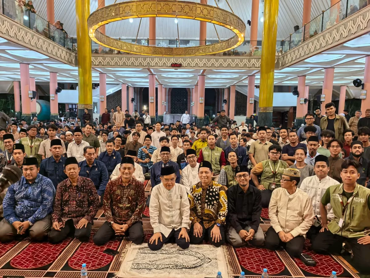 Jusuf Kalla  saat memberikan tausiah Tarawih di Masjid Kampus Universitas Gadjah Mada (UGM), Yogyakarta, Kamis (5/3/2026) malam. (Ist)