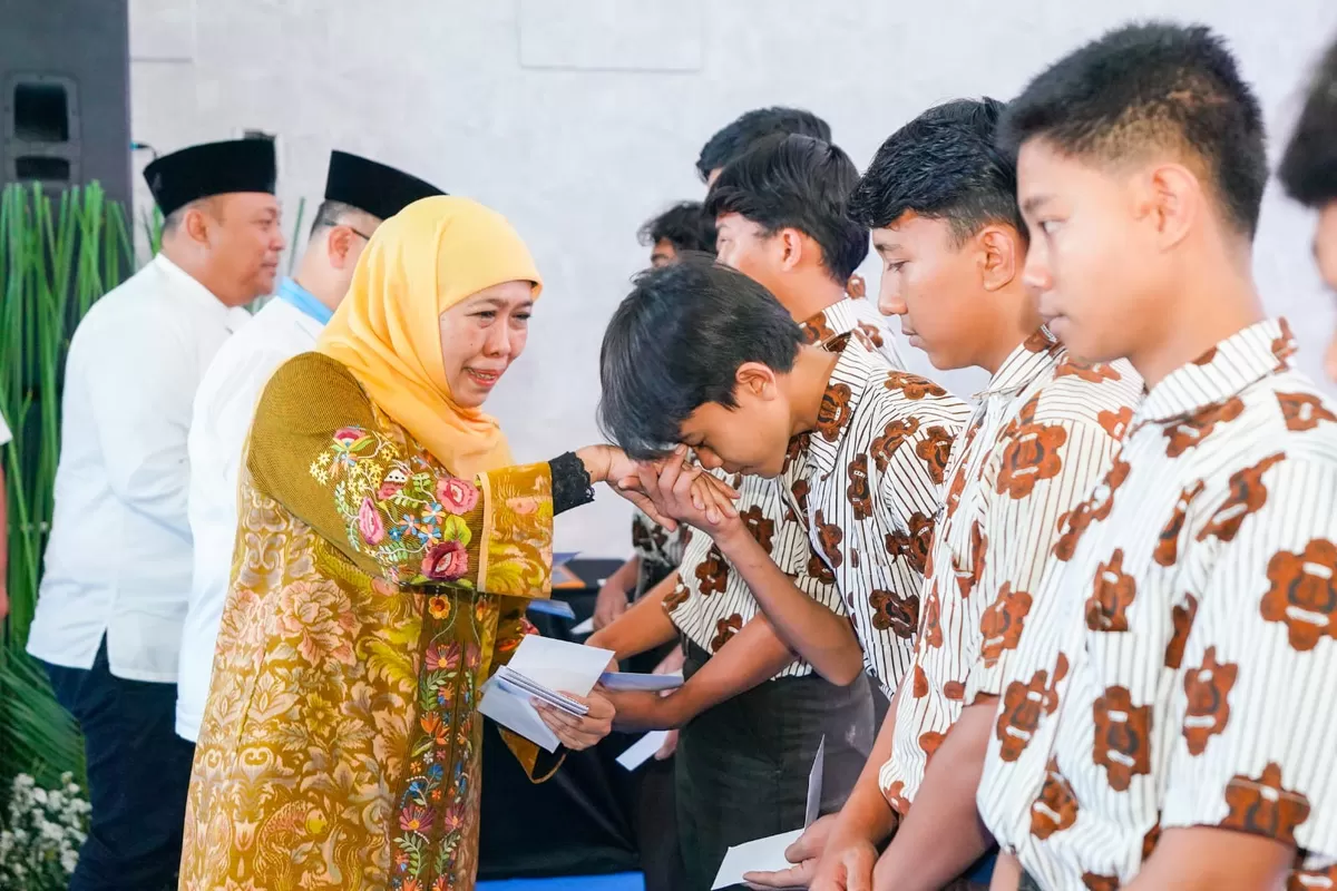 Gubernur Jatim Khofifah Indar Parawansa, menyerahkan bantuan kepada 20 siswa prasejahtera di Lamongan. (Ist)