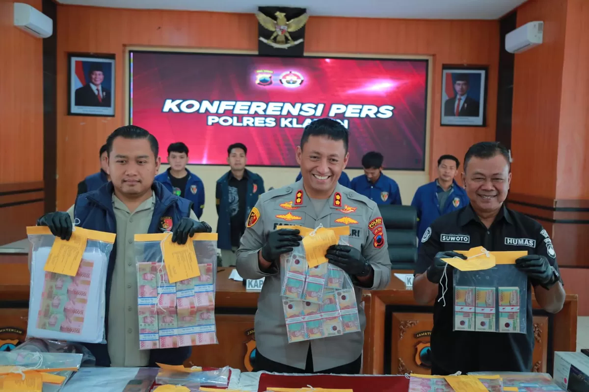 Kapolres Moh. Faruk Rozi menunjukkan barang bukti ribuan lembar uang palsu pecahan Rp100.000 saat konferensi pers pengungkapan jaringan peredaran uang palsu di Mapolres Polres Klaten, Selasa (3/3/2026