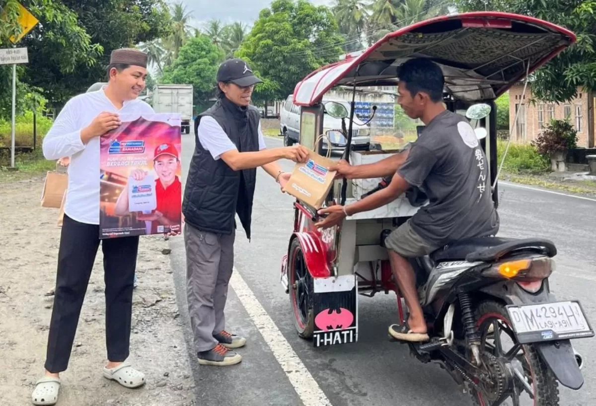 Keluarga besar Pertamina Patra Niaga Regional Sulawesi bersama para agen LPG dan SPBE turun langsung membagikan ribuan paket takjil gratis kepada masyarakat. (Ist)