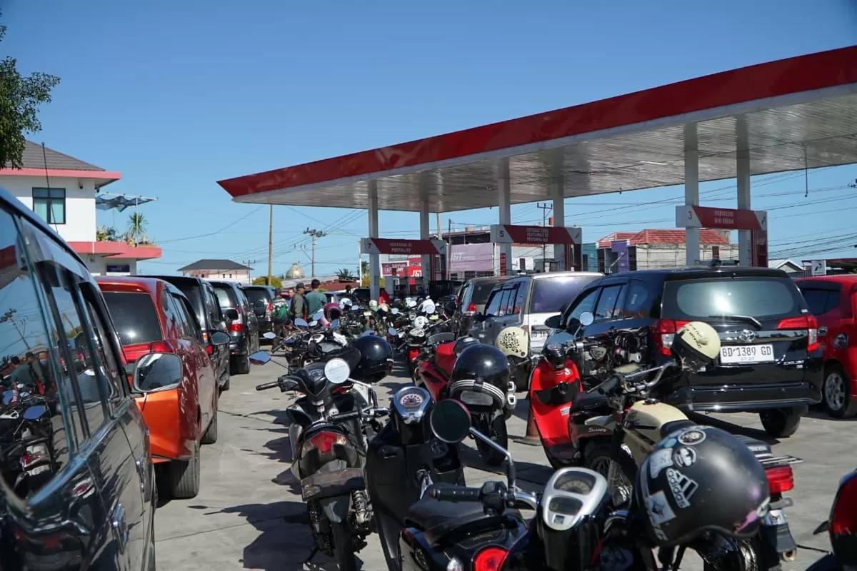 Antrean kendaraan beli BBM di SPBU dalam Kota Bengkulu kembali terjadi setelah berembus isu stok BBM hanya cukup selama 20 hari, tapi Pertamina pastikan stok dan pasokan BBM aman dan lancar.(Foto/Ist)