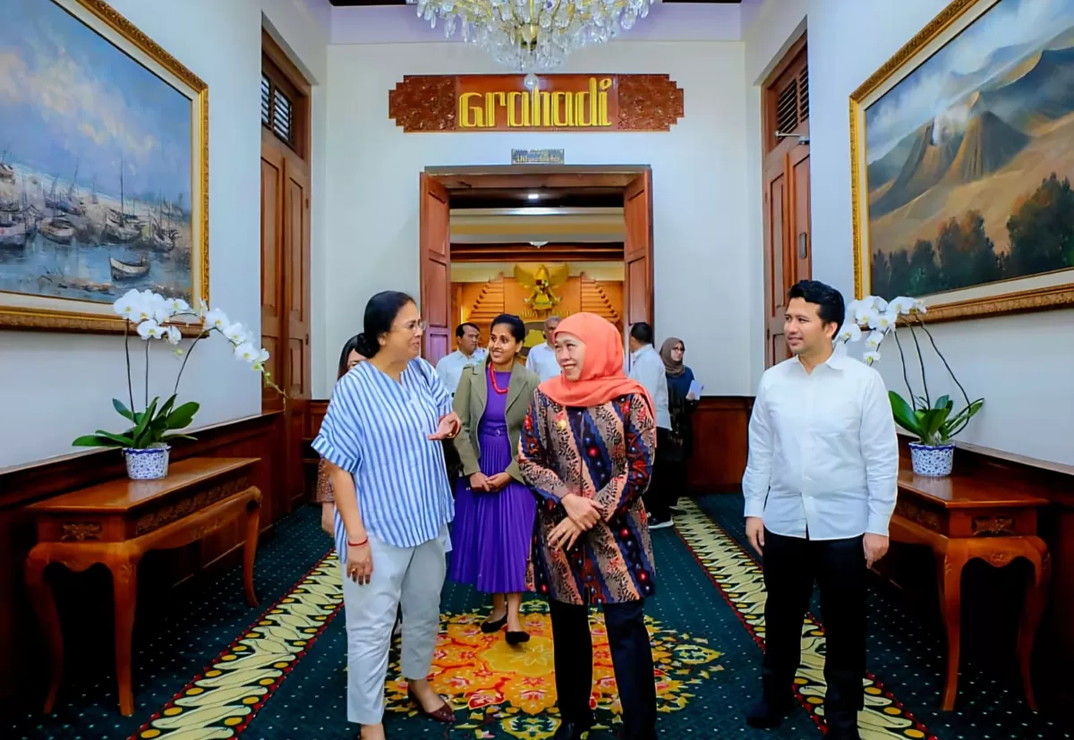 CEO Swaniti Initiative, Rwitwika Bhattacharya, Gubernur Jatim Khofifah Parawansa dan Wagub Emil Dardak, berbicara energi terbarukan di Gedung Negara Grahadi, Surabaya. (Ist)