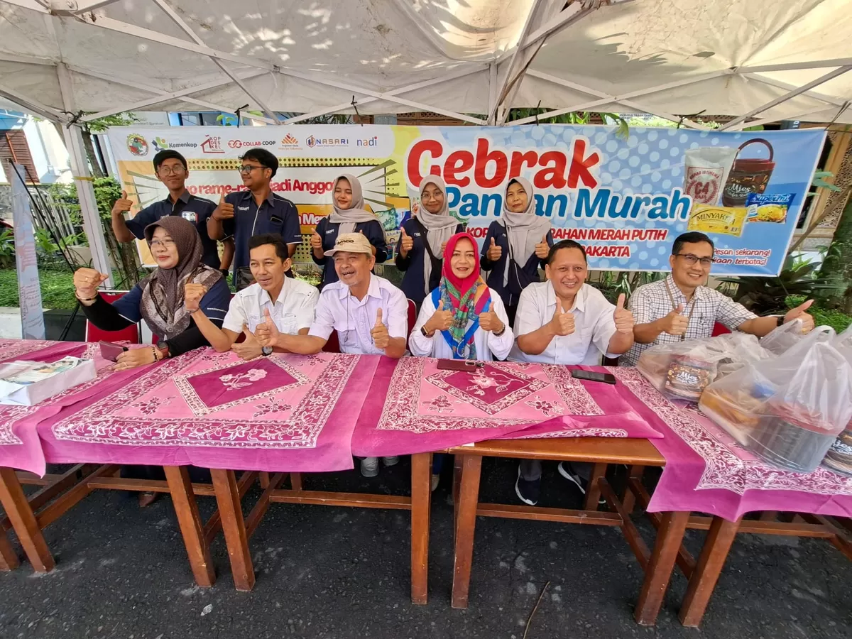 Kolaborasi KSP Nasari dan Koperasi Kelurahan Merah Putih (KKMP) Manahan menggelar Bazar Gebrak Pangan Murah di Surakarta, Kamis (5/3/2026), dengan menyediakan 200 paket sembako seharga Rp50 ribu.