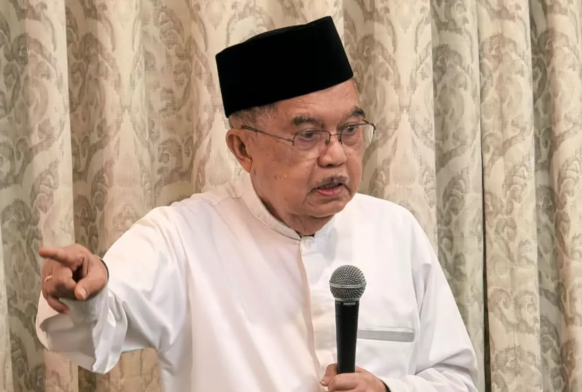Jusuf Kalla menjawab pertanyaan wartawan usai acara buka puasa dan salat tarawih bersama pengurus dan anggota Korps Alumni Himpunan Mahasiswa Islam (KAHMI) di kediamannya di kawasan Jakarta Selatan. 