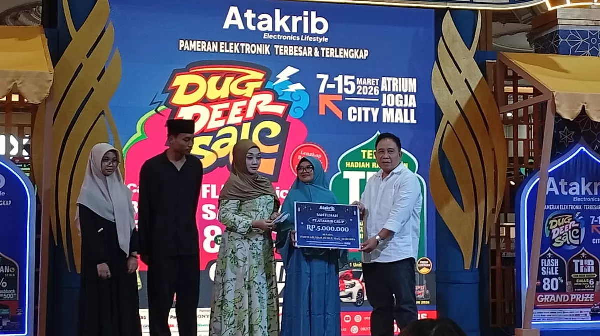 Penyerahan santunan oleh Rochzi Guntoro Pimpinan A Takrib Group dalam pembukaan A Takrib Dug Der Sale.