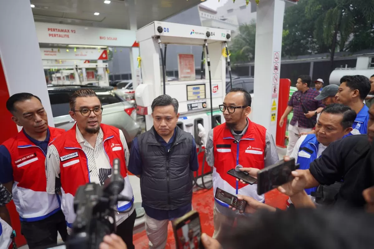 Pertamina bersama Kadis ESDM melakukan pengecekan kualitas BBM melalui uji density dan temperatur sesuai standar Pertamina, serta memastikan akurasi takaran BBM melalui uji tera sesuai standar. (Ist)