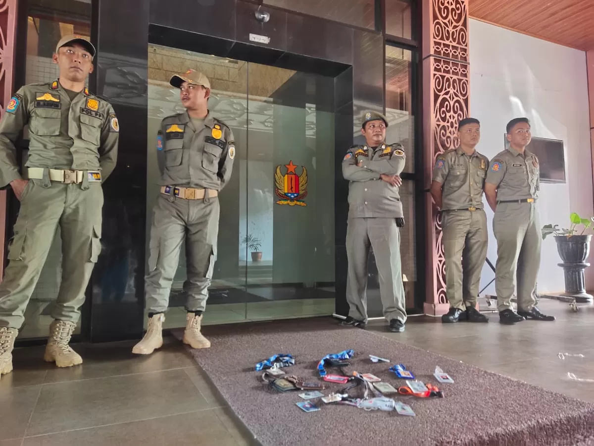Wartawan menaruh ID Card sebagai bentuk protes atas pelarangan meliput acara pengarahan oleh Gubernur Jateng Ahmad Luthfi di Kantor Setda Kabupaten Pekalongan 