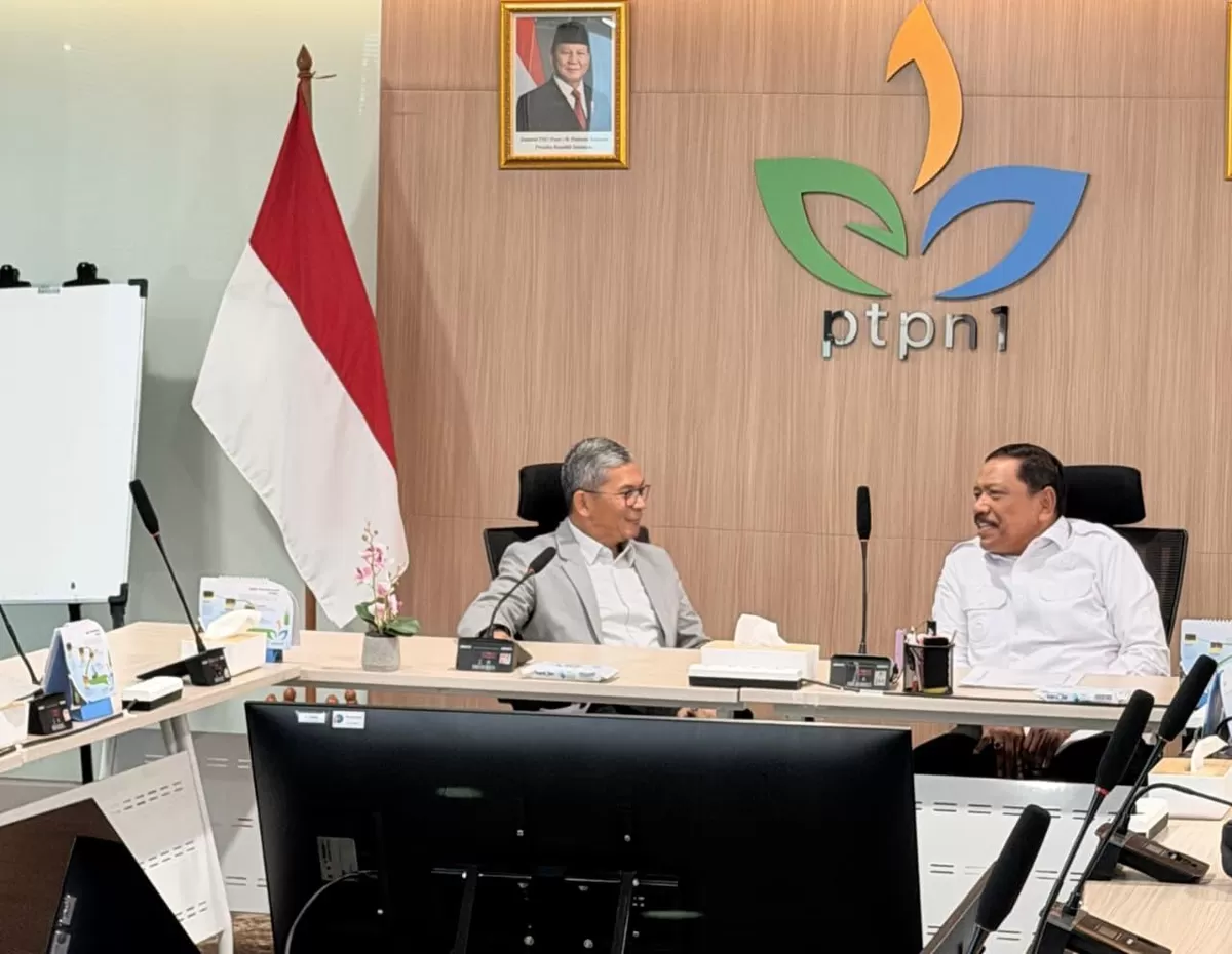 Wagub Bengkulu, Mian (kanan) menemui Dirut PTPN I, Teddy Yunirman Dana, di Jakarta membahas usulan hibah lahan PTPN di Sukaraja, Kabupaten Seluma untuk lokasi pembangunan Bandara TNI AU.(Foto/Ist)