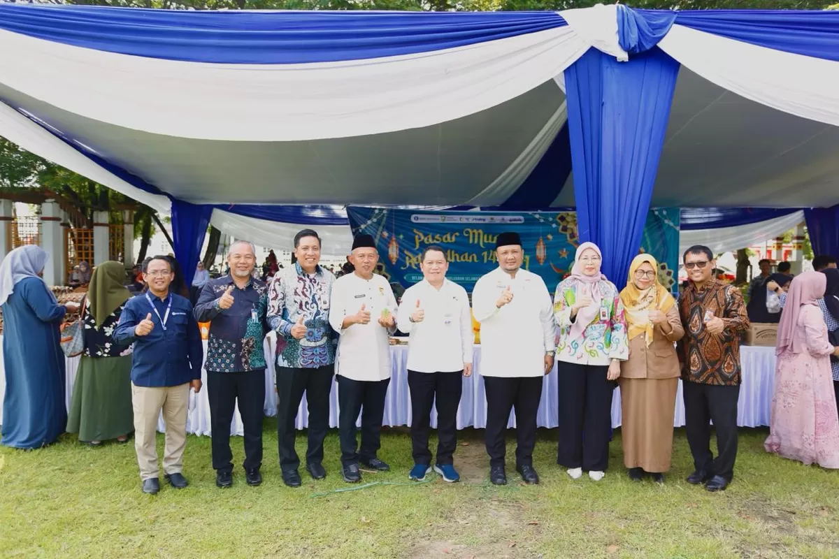 Kepala Perwakilan BI Bengkulu, Wahyu Yuwana Hidayat dan Wakil Wali Kota Bengkulu, Roni Tobing foto bersama usai melakukan peresmian SERAMBI penukaran uang kertas baru untuk  Idulfi (Foto/Ist)