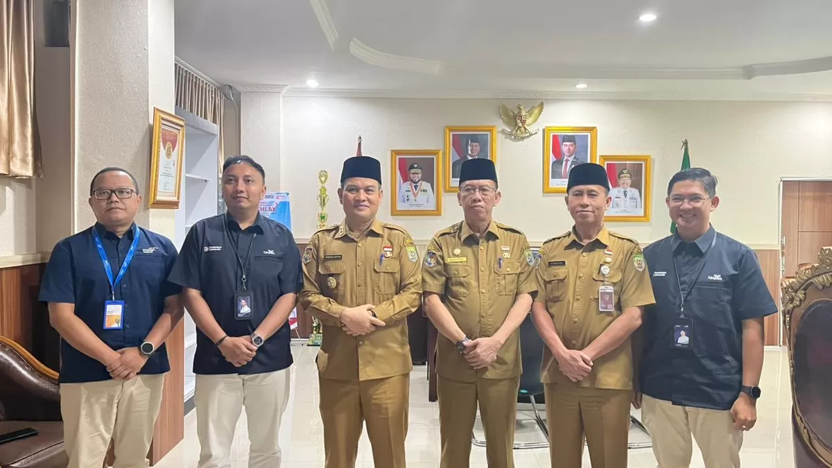 ekdaprov Bengkulu, Herwan Antoni (ketiga dari kiri) foto bersama usai menerima aundensi pejabat PT Taspen Cabang Bengkulu, di Kantor Gubernur Bengkulu.(Foto/Ist) 