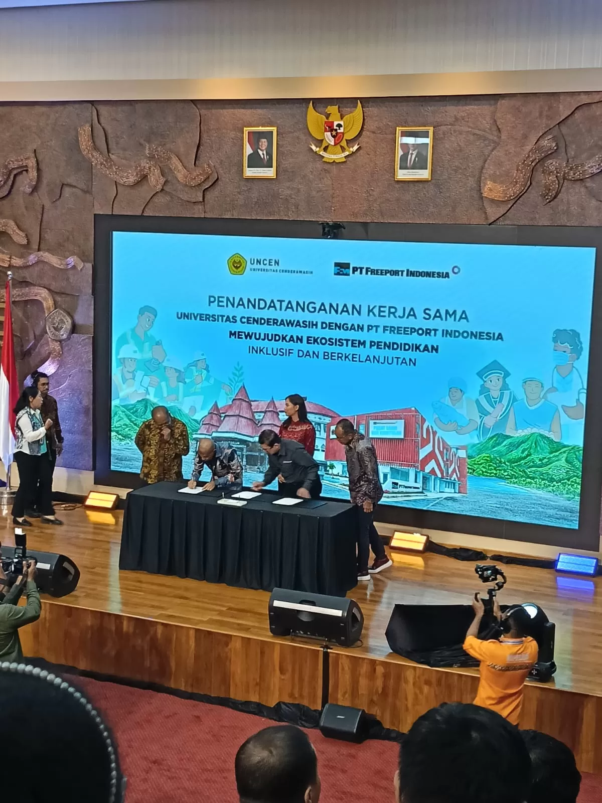 Presiden Direktur PT Freeport Indonesia, Toni Wenas, hadir langsung untuk menandatangani Memorandum of Understanding (MoU) dengan Universitas Cenderawasih  (Istimewa )