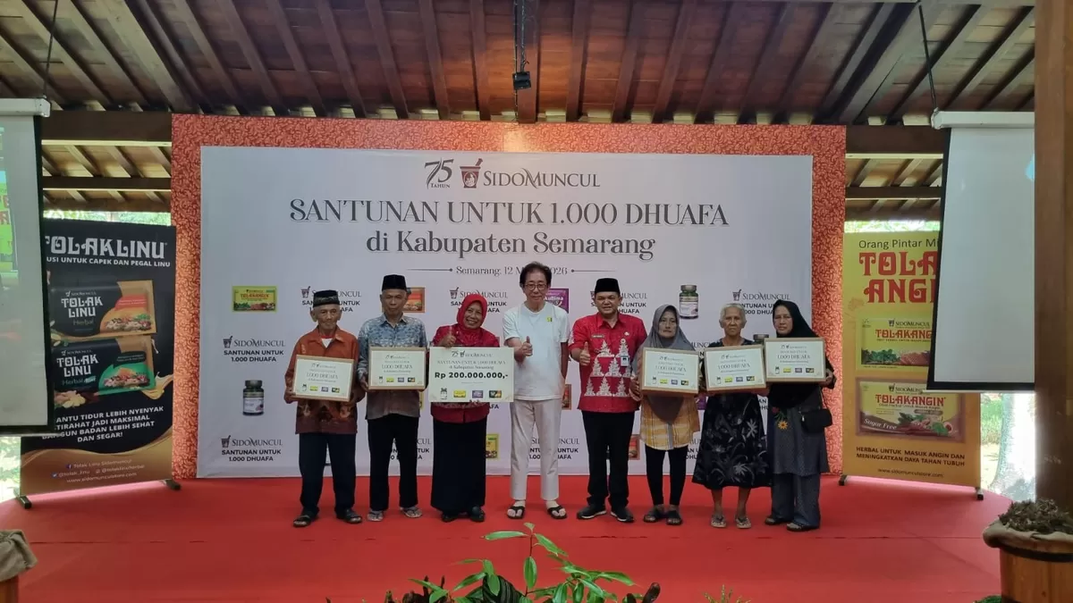 Direktur Sido Muncul Irwan Hidayat bersama Bupati Semarang Ngesti Nugroho berfoto bersama usai penyerahan santunan buat 1000 anak dhuafa. 
