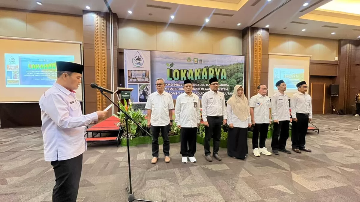 Sekdaprov Bengkulu, Herwan Antoni mengukuhkan Pengurus Kelompok Kerja Mangrove Daerah (KKMD) Bengkulu tahun 2026, bertempat di salah satu hotel berbintang di Bengkulu.(Foto/Ist)