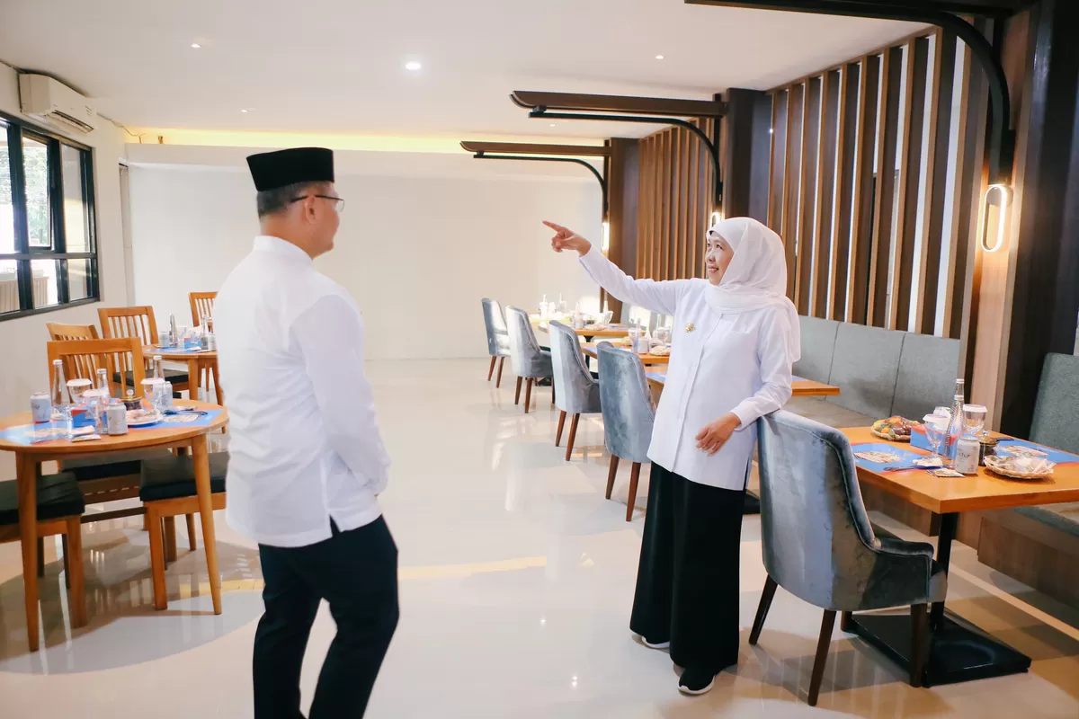 Gubernur Jatim Khofifah Indar Parawansa melihat langsung fasilitas edOTEL SMKN 1 Jombang, yang setara dengan hotel berbintang. (Ist)