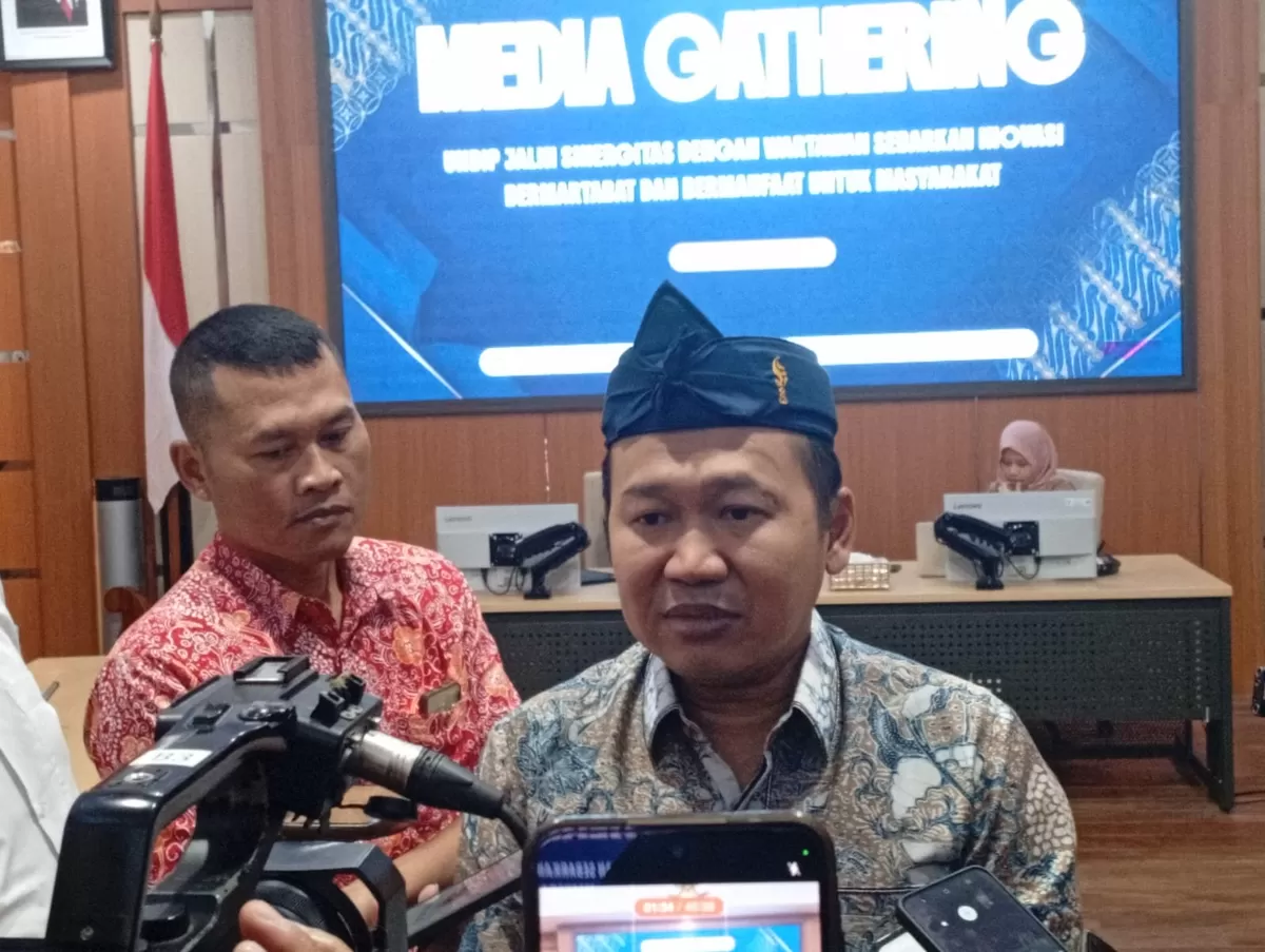 Wakil Rektor Undip Bidang Riset, Inovasi, Kerja Sama, dan Komunikasi Publik, Wijayanto,P.hD, saat memberikan keterangan pers kepada wartawan, Kamis (12/3/2026).  (SP/Stefy Thenu)