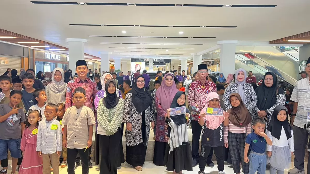 Asisten III Pemprov Bengkulu, Nandar Munadi dan Ketua STIA Bengkulu, Gustini foto bersama anak yatim dan lansia usai mengajak mereka belanja keperluan Idulfitri 1447 Hijriah  di Bencolen Indah Mall (B