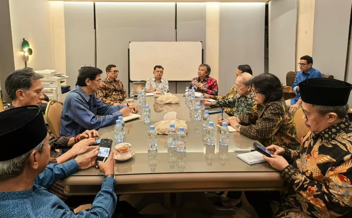 Pengurus Indonesian Council on World Affairs (ICWA), dipimpin ketua umumnya, Al Busyra Basnur, bertemu Jusuf Kalla di kediamannya di kawasan Jakarta Selatan, Kamis (12/3/2026) malam. (Ist)