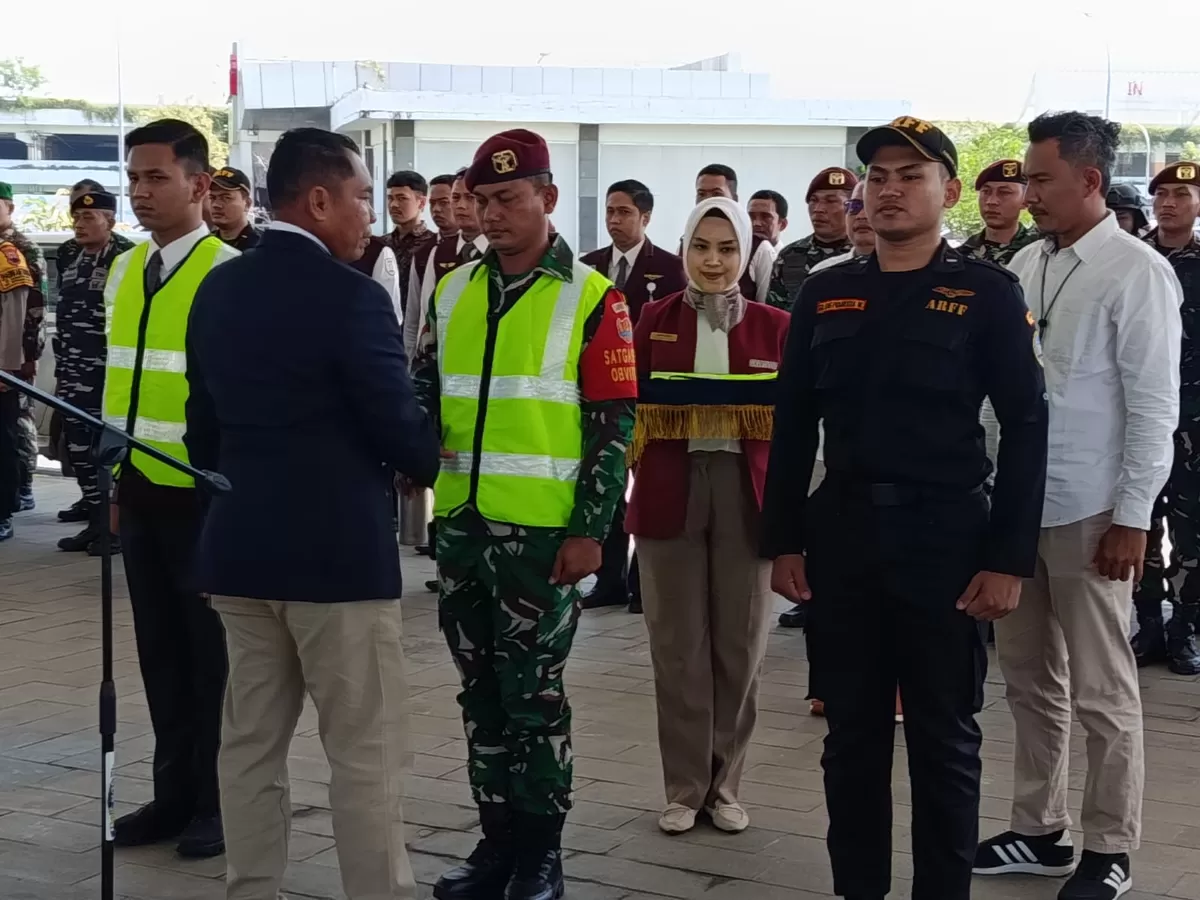 General Manager Bandara Internasional Jenderal Ahmad Yani, Sulistyo Yulianto, saat membuka Posko Angkutan Lebaran 2026, Jumat (13/3/2026). (SP/Stefy Thenu)