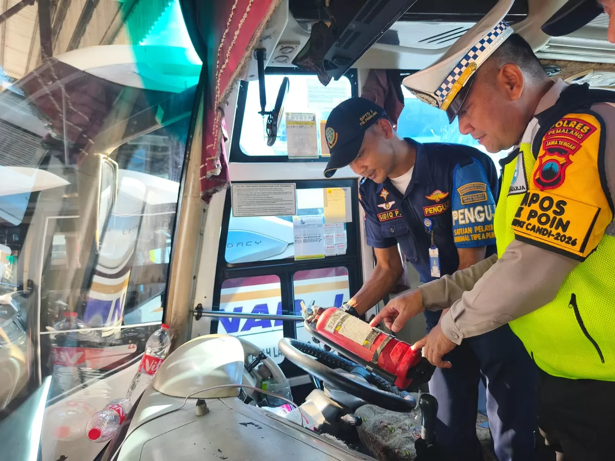 Petugas gabungan dari Polda Jateng, Satlantas Polres Pemalang, BPTD, dan Jasa Raharja melakukan ramp check kendaraan serta pemeriksaan kesehatan pengemudi angkutan umum di Terminal Tipe A Pemalang