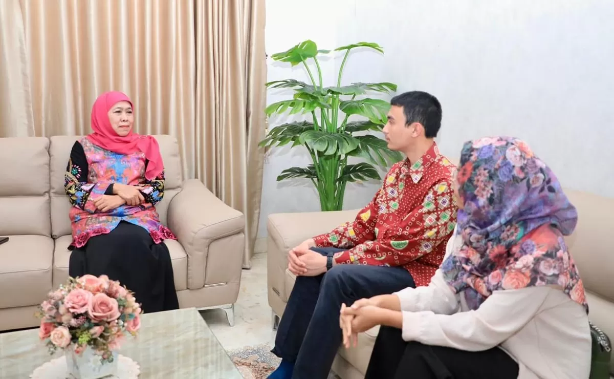 Gubernur Jatim Khofifah Indar Parawansa, secara khusus menerima kepulangan dua mahasiswa asal Jatim studi pendidikan tinggi di Iran. Mereka diterima di PP Muslimat NU di Jakarta, Sabtu (14/3/2026). 