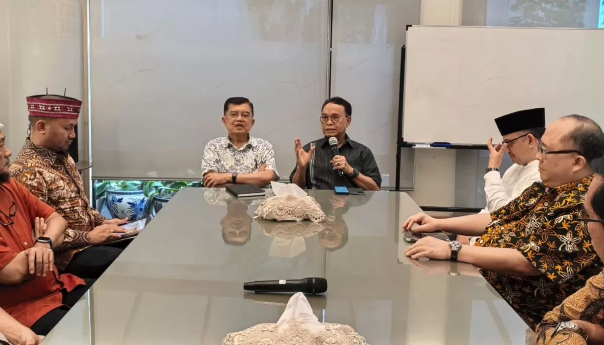 Jusuf Kalla diskusi bersama sejumlah guru besar dan praktisi pemerintahan serta otonomi daerah di kediamannya di kawasan Jakarta Selatan, Minggu (15/3). (Ist)