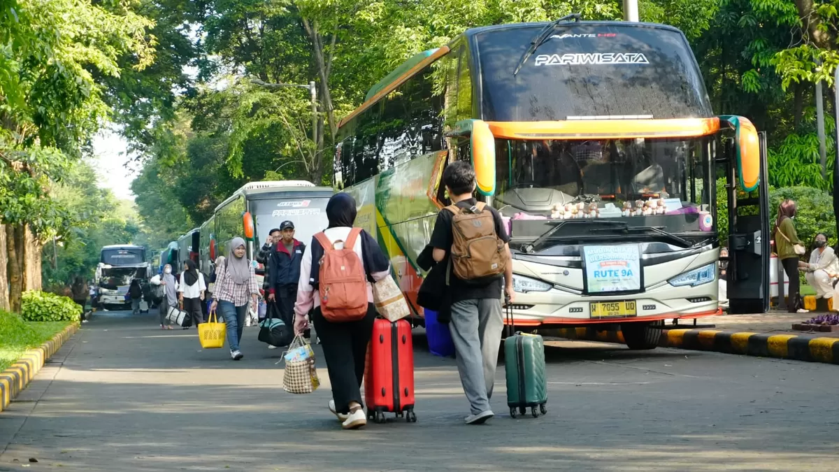 Para peserta Mudik Gratis bersama ITS bersiap melakukan pemberangkatan menuju bus masing-masing tujuan. (Ist)