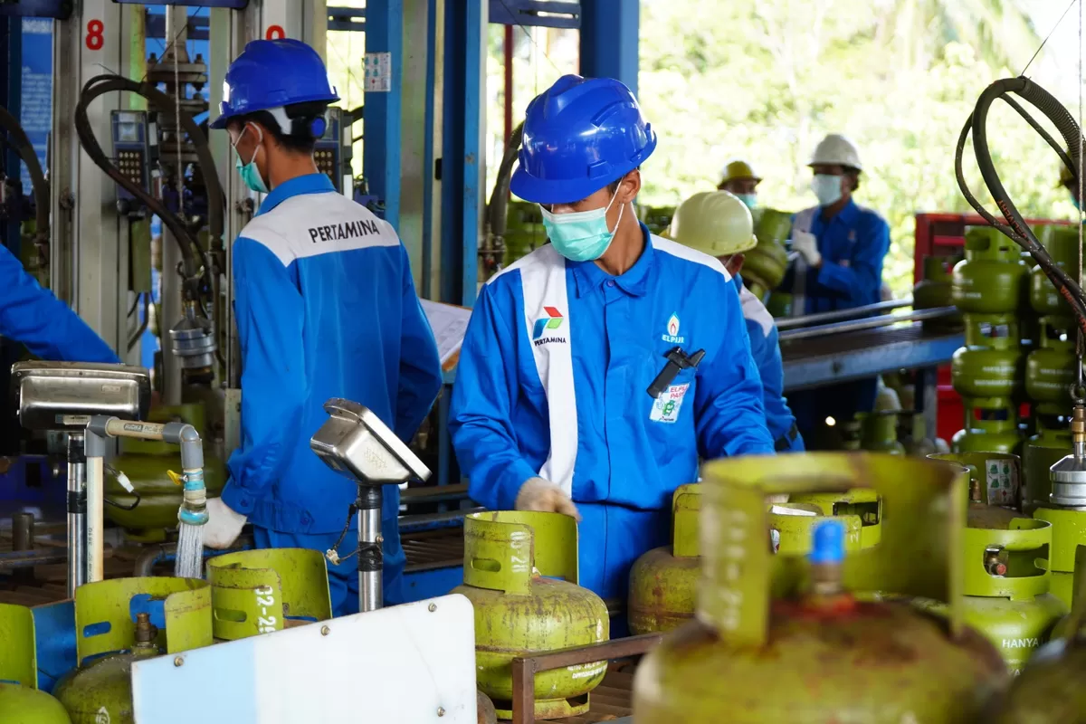 Pertamina Patra Niaga Regional Jawa Bagian Tengah menambah pasokan LPG 3 kg lebih dari 9 juta tabung di Jawa Tengah dan DIY guna menjaga ketersediaan energi masyarakat selama Ramadan hingga Idulfitri 