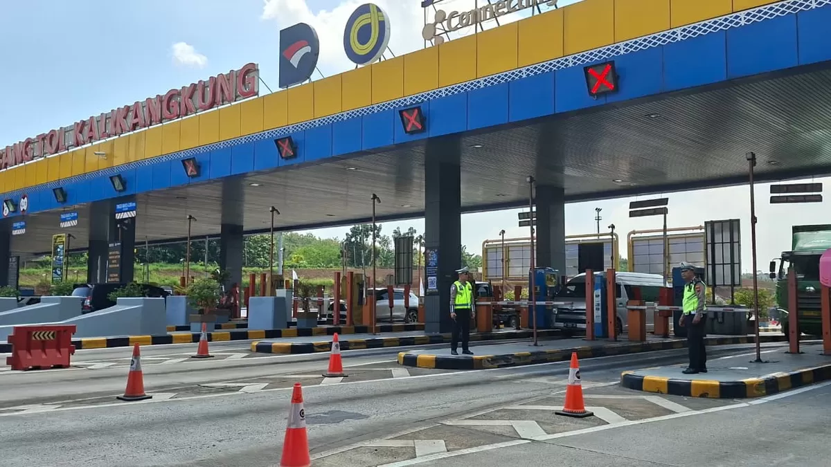 Arus kendaraan dari arah Jakarta mendominasi lalu lintas di Gerbang Tol Kalikangkung dengan lebih dari 33 ribu kendaraan tercatat masuk Semarang dalam 24 jam terakhir.