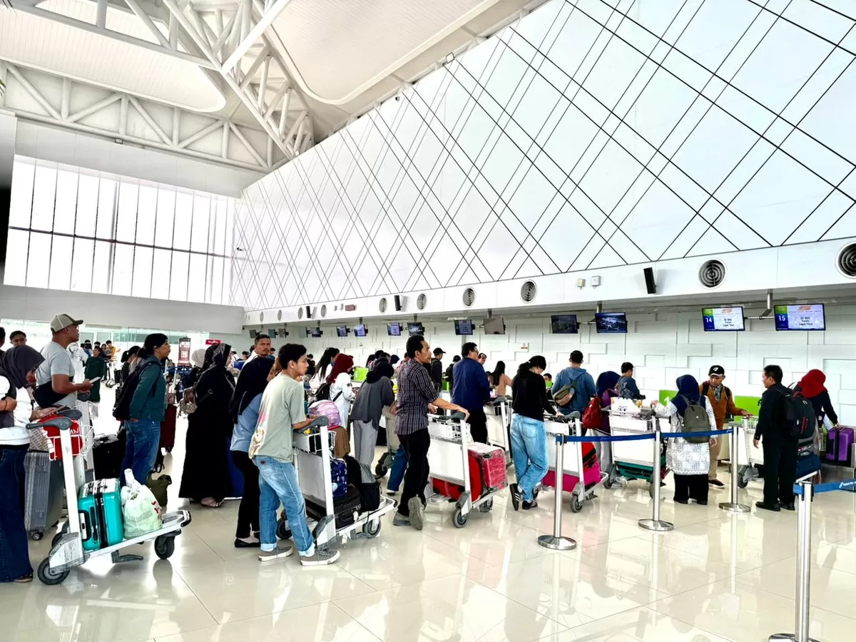 Lonjakan arus mudik udara mulai terasa di Bandara Internasional Jenderal Ahmad Yani. Dalam tiga hari Posko Lebaran 2026, jumlah penumpang dan pergerakan pesawat meningkat signifikan.