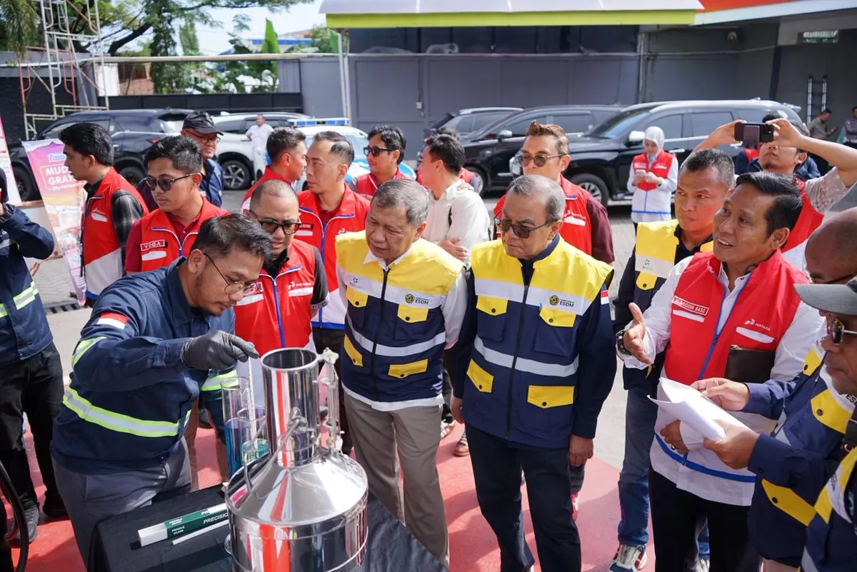 Rombongan dipimpin Staf Khusus Menteri ESDM Bidang Investasi dan Ekonomi, Muhammad Mahmud Azhar Lubis, ketika berada di SPBU Ratulangi Makassar dan pangkalan LPG di kawasan yang sama. (Ist)