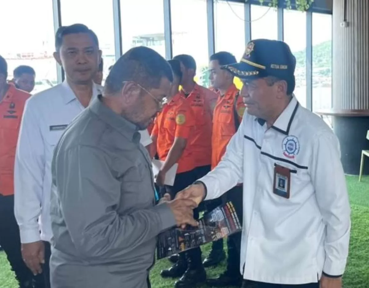Ketua Umum DPP Gabungan Pengusaha Nasional Angkutan Sungai, Danau, dan Penyeberangan (GAPASDAP), Khoiri Soetomo (kanan).