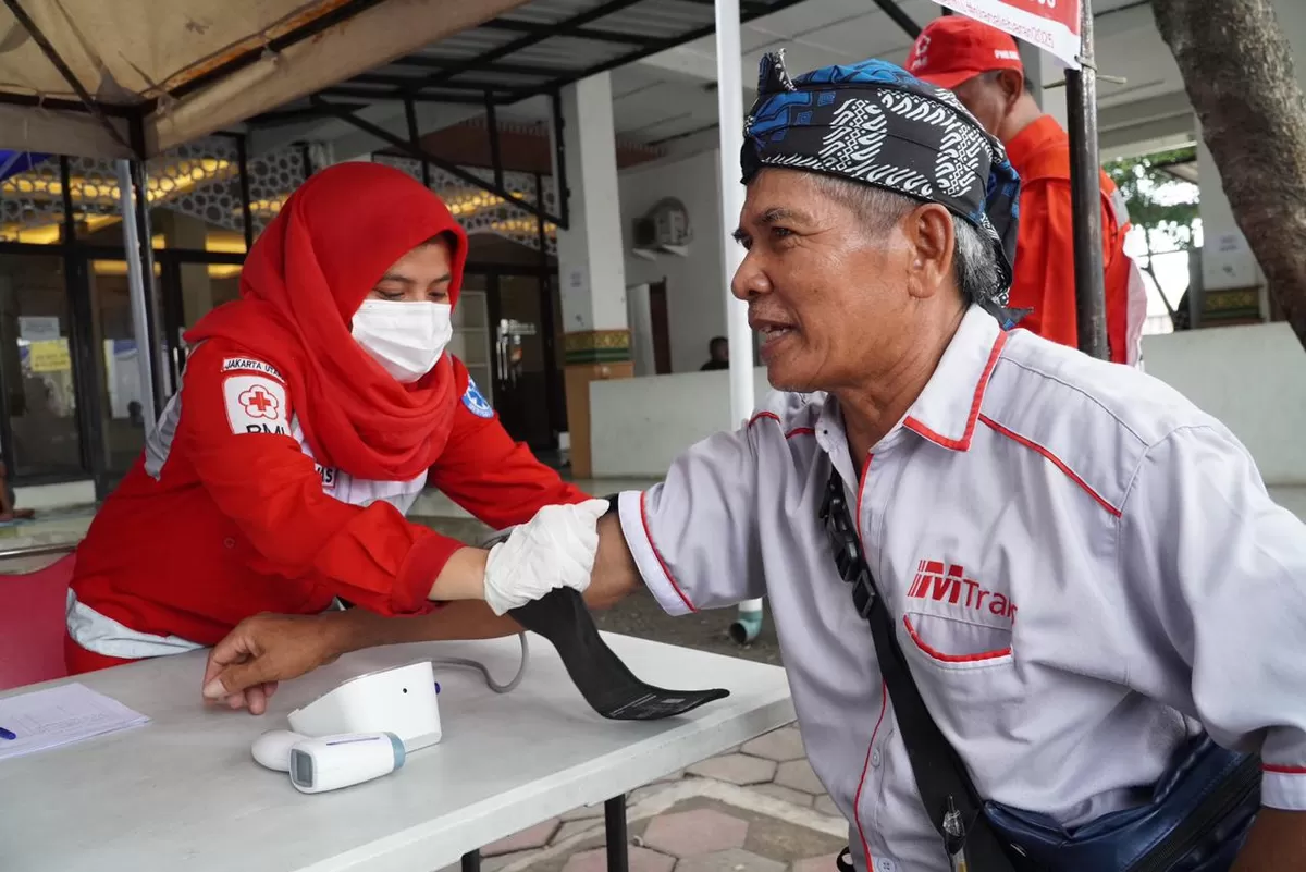Petugas PMI memeriksa kesehatan penumpang mudik di Pos Siaga Lebaran. (Ist)