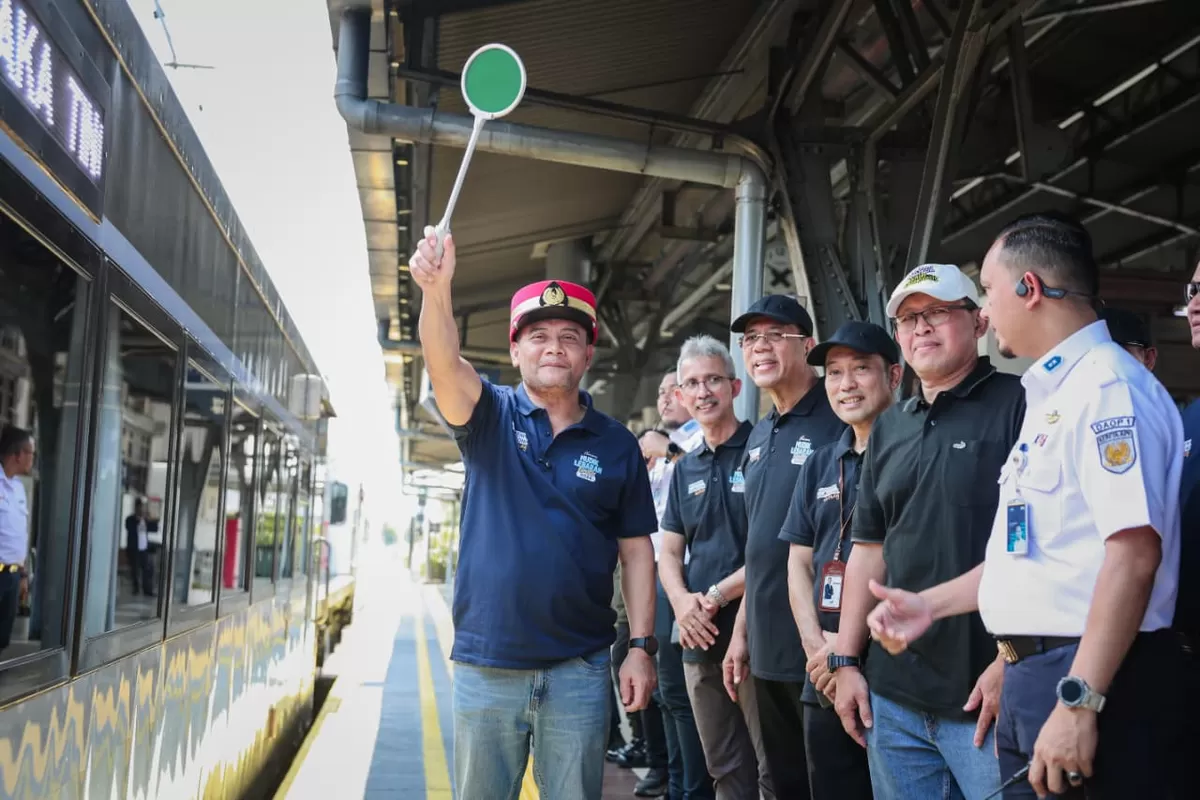 Gubernur Jateng Ahmad Luthfi saat memberangkatkan pemudik asal Jateng dari Stasiun Senen.