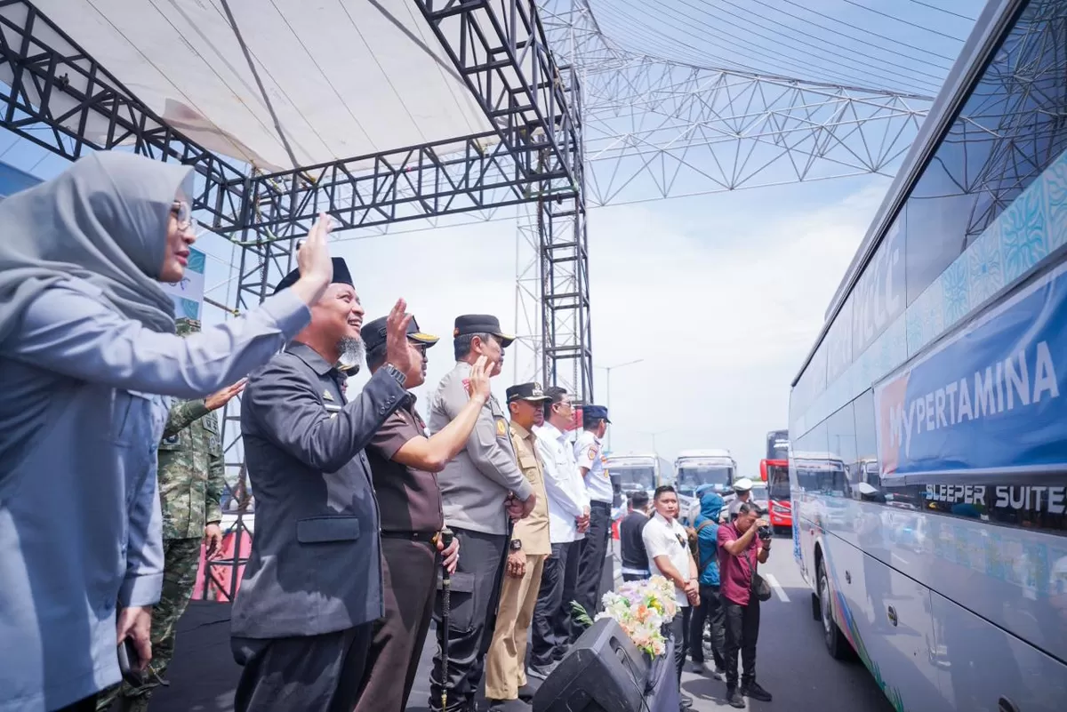 Gubernur Sulsel Andi Sudirman Sulaiman, bersama jajaran Forkopimda Sulsel dan Executive General Manager Pertamina Patra Niaga Regional Sulawesi Deny Sukendar, saat melepas keberangkatan mudik gratis. 