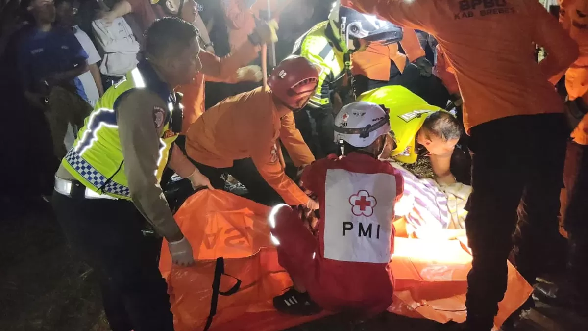 Petugas mengevakuasi korban kecelakaan bus yang terguling usai menabrak pick up di Tol Pejagan&ndash;Pemalang, Brebes, Selasa (17/3/2026) malam.