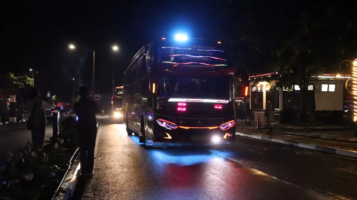 Kepadatan kendaraan pemudik terlihat di Gerbang Tol Kalikangkung, Semarang, seiring lonjakan arus masuk ke Jawa Tengah jelang Lebaran 2026.