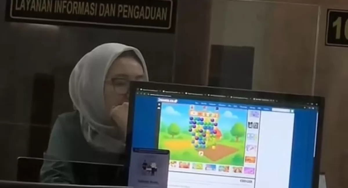 Petugas PTSP Pengadilan Negeri (PN) Jakarta Pusat yang viral karena diduga main game di jam kerja. (TikTok/gaqepaqe)