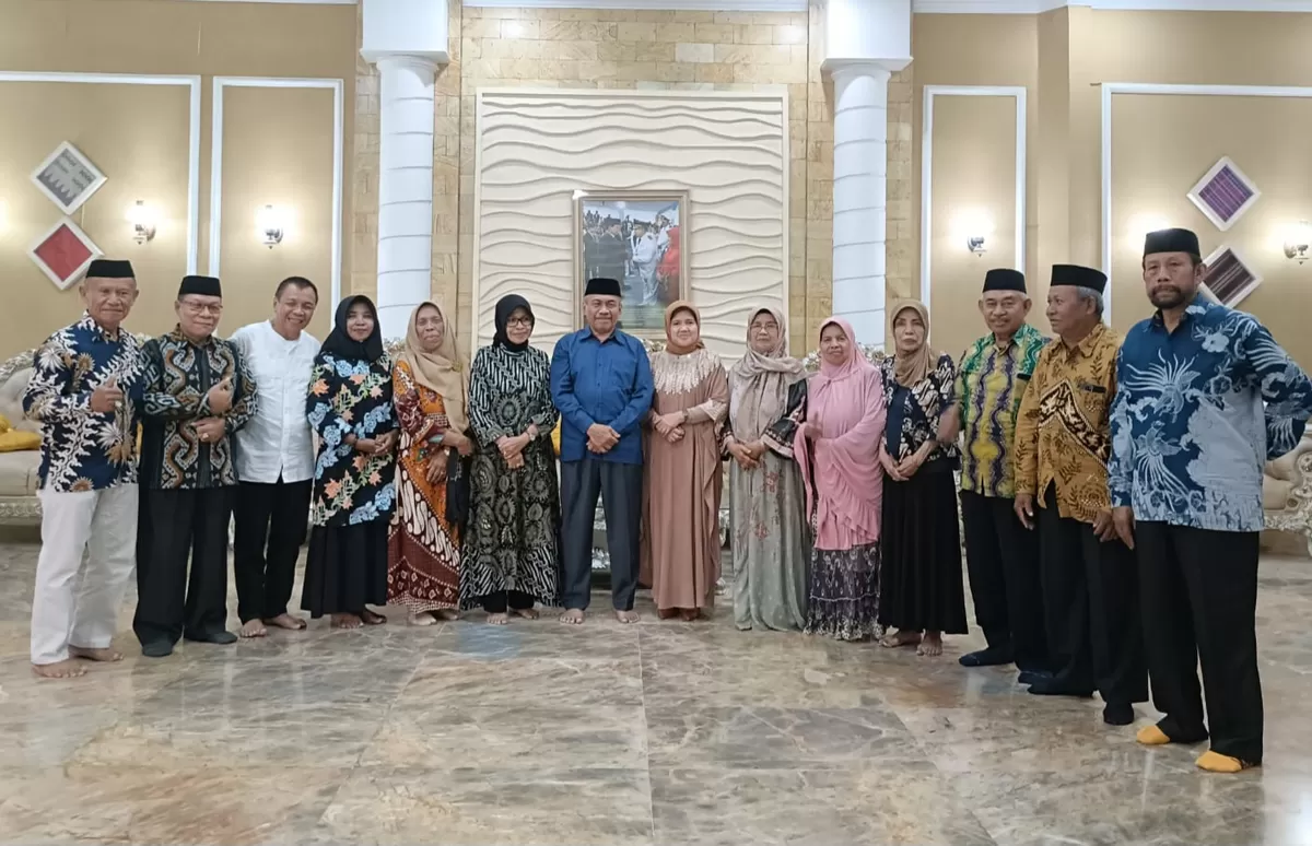 Bupati Muna Bachrun (tengah) saat silaturrahmi delegasi alumni 1979 SMA 278 Raha di Galampano, Rumah Jabatan Bupati, Senin (23/3/2026). (Kib)